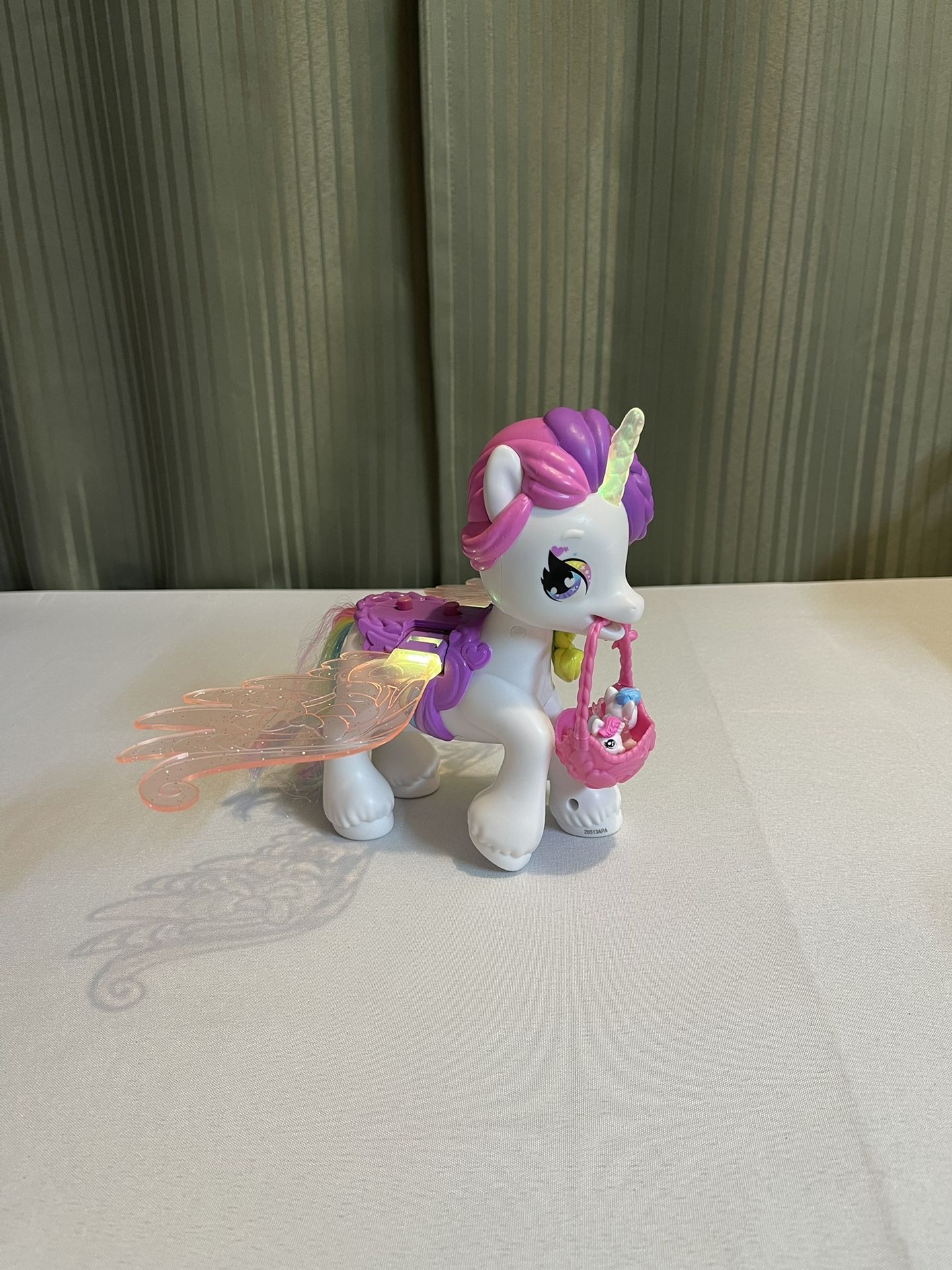 Hatchimals CollEGGtibles, Hatchicorn Unicorn Toy with Wings - Ship Only