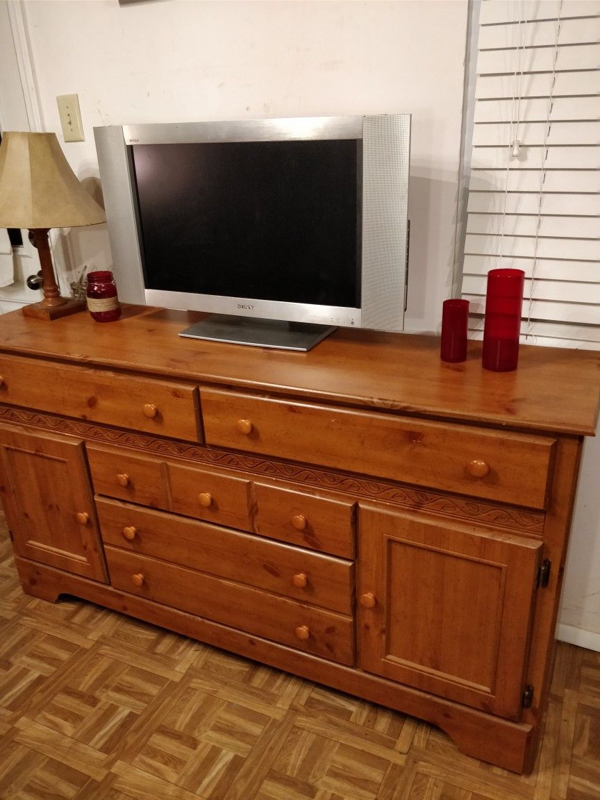 Nice dresser/buffet/TV stand with big drawers in very good condition, all drawers sliding smoothly,