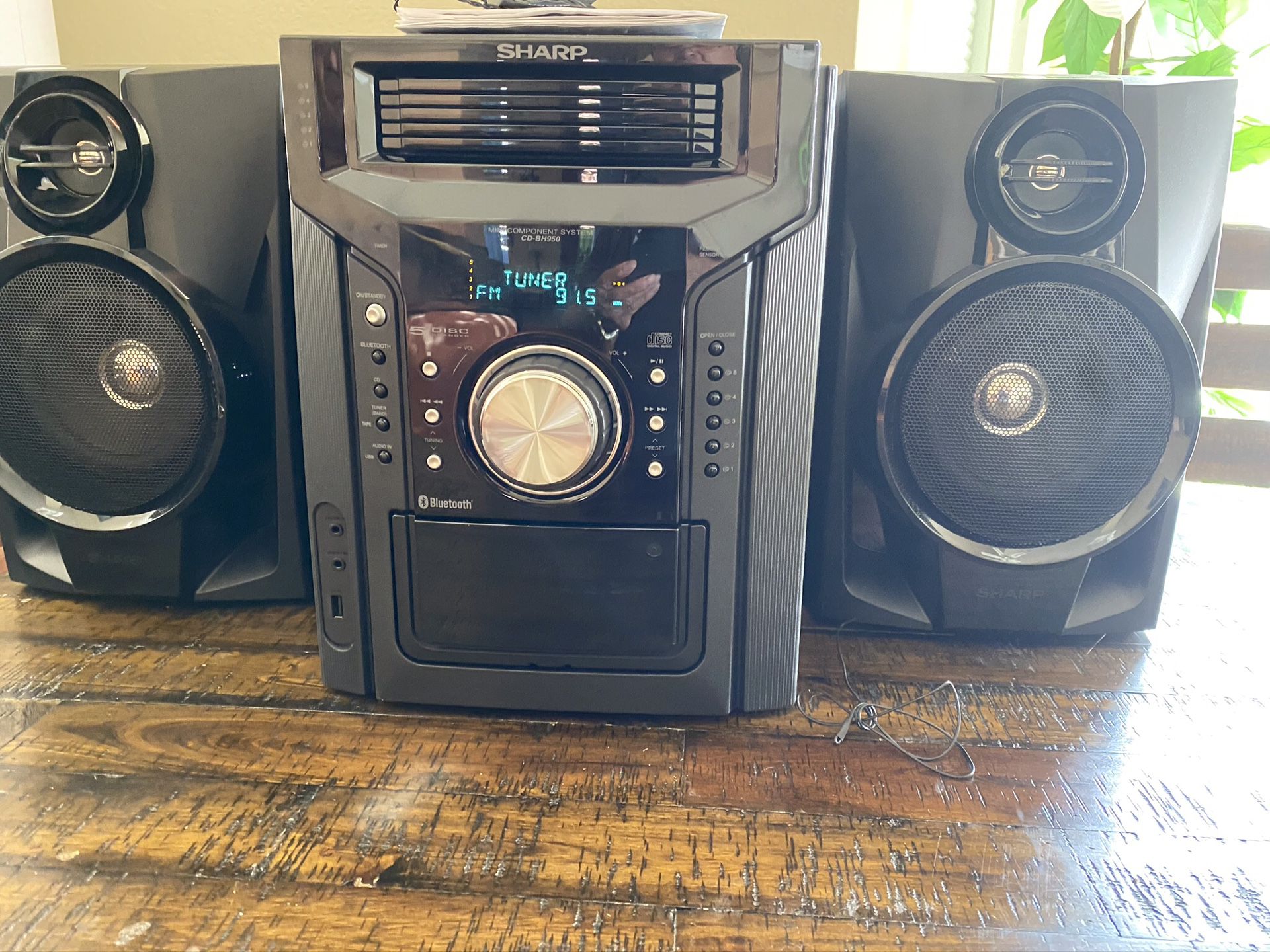 Sharp 240watts 5 disc mini shelf audio stereo system cassette Bluetooth AM/FM with remote in excellent working condition barley used