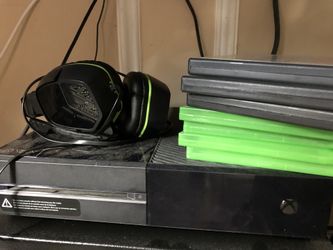 Xbox 1 with 4 games and 2 controllers for sale