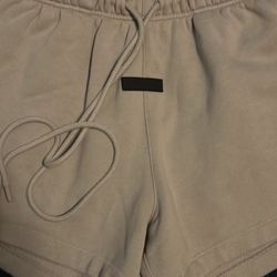 beige xs essentials shorts