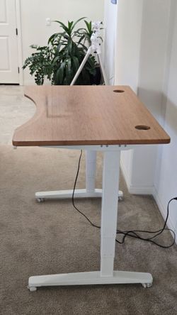 UPLIFTDesk standing desk bamboo top