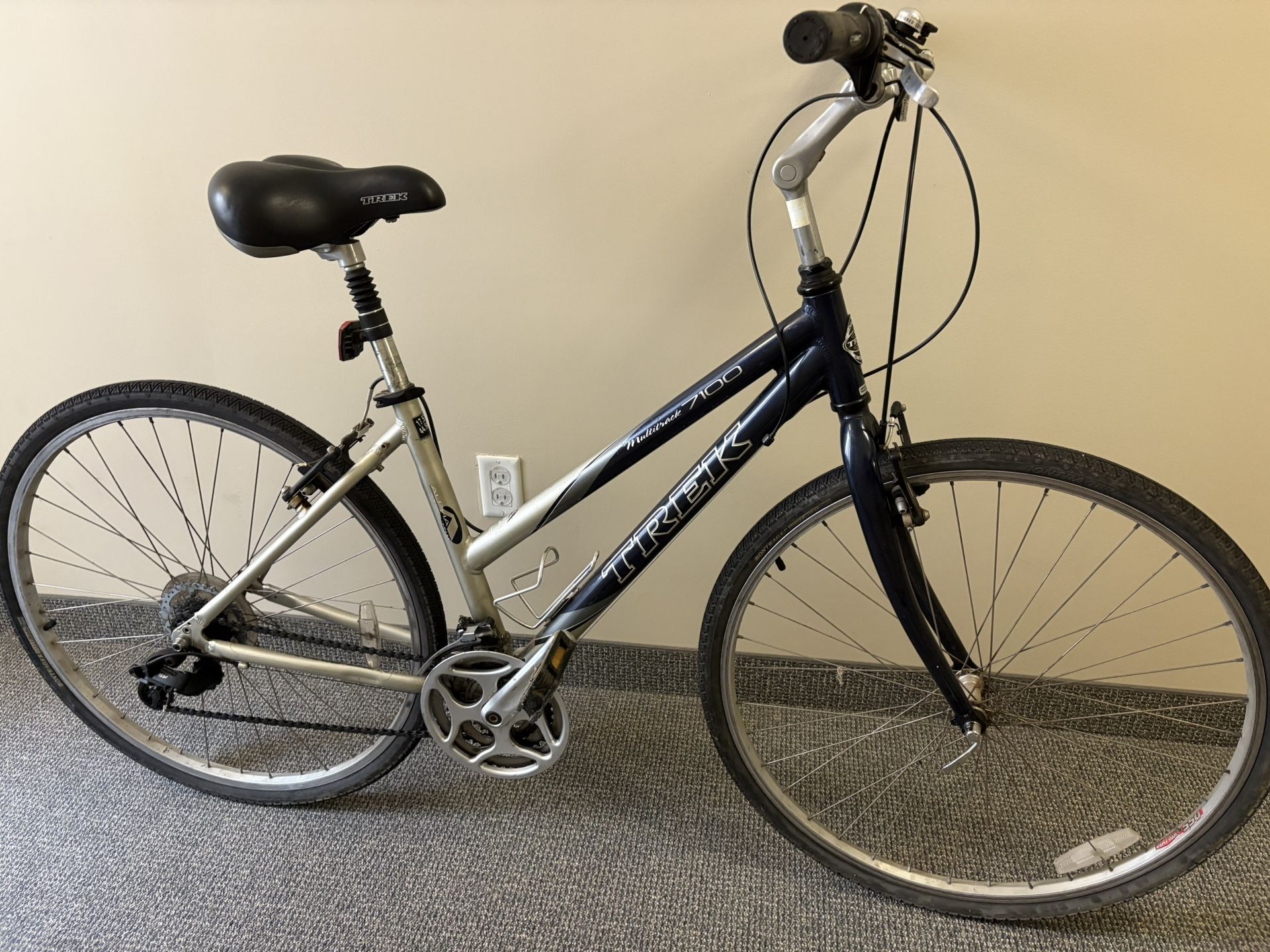 Trek 7100 Men’s Road Bike Everything Works Great Scooter Weights Toys Nike Adidas Jersey Mountain Knicks Women’s Yankees Mets Desk Chair Table