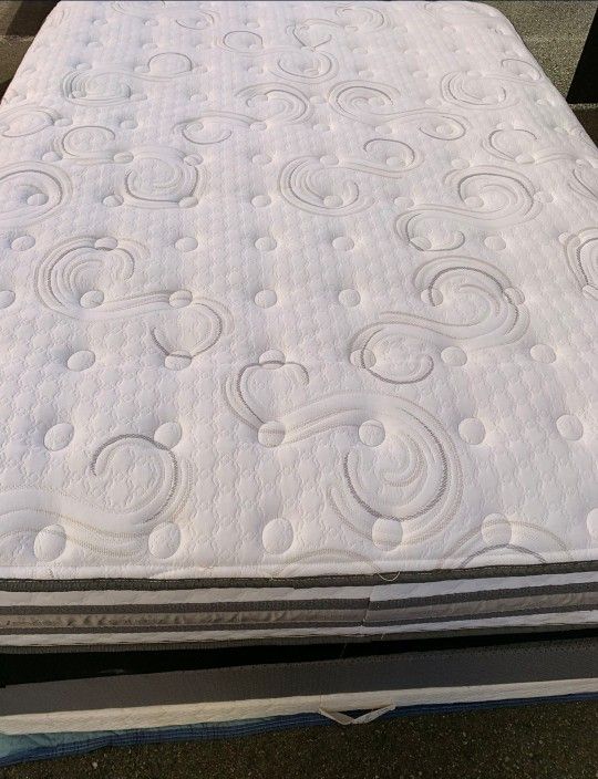 Clean Queen Size Serta ISeries Mattress