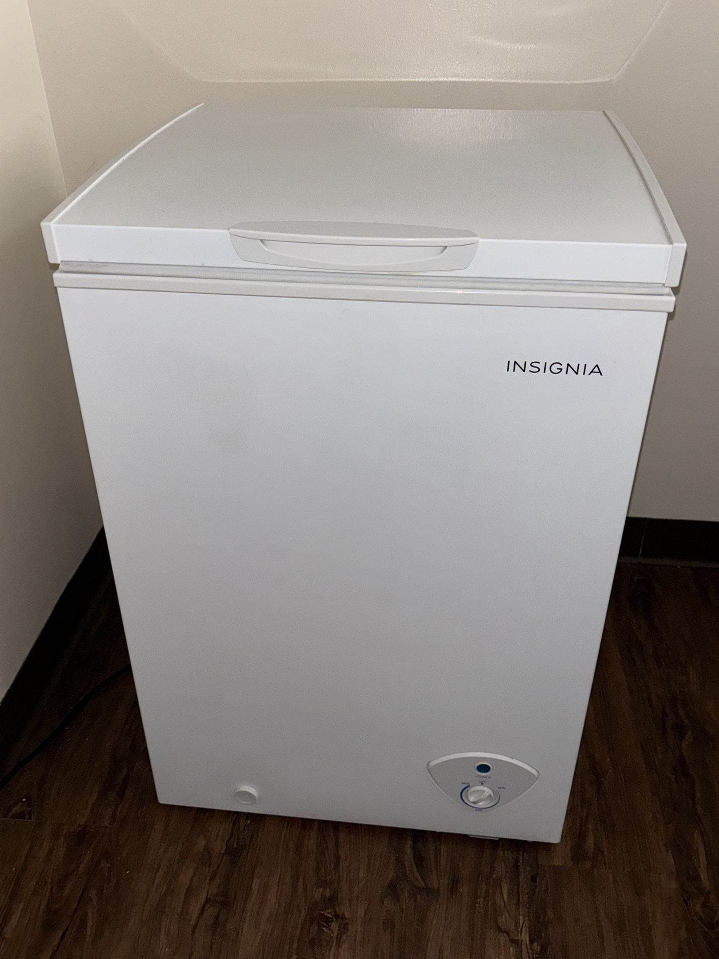 White , INSIGNIA deep freezer.