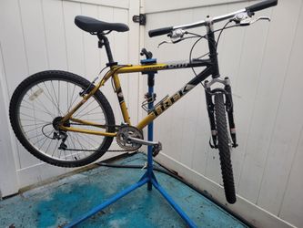 Fully refurbished 21 Speed Trek 4500 MTB