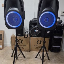 2700 watts Set of 15" bluetooth speakers!! NEW!!