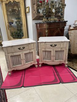 Pair of Beautiful Henredon French Provincial Louis XV Cream Wood Nightstands Circa 1960s🌷