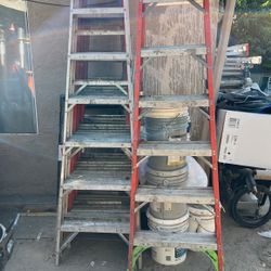 Cualquiera de las dos escaleras la que le guste 70 cada una