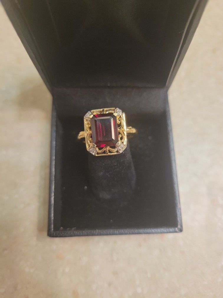 10 K Gold Ring.  Weight Is 3.7 Grams