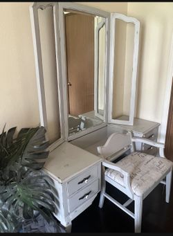 Refinished Makeup Vanity With Mirror