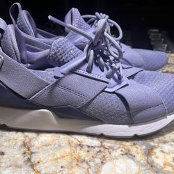 Women’s Pumas Great Condition 