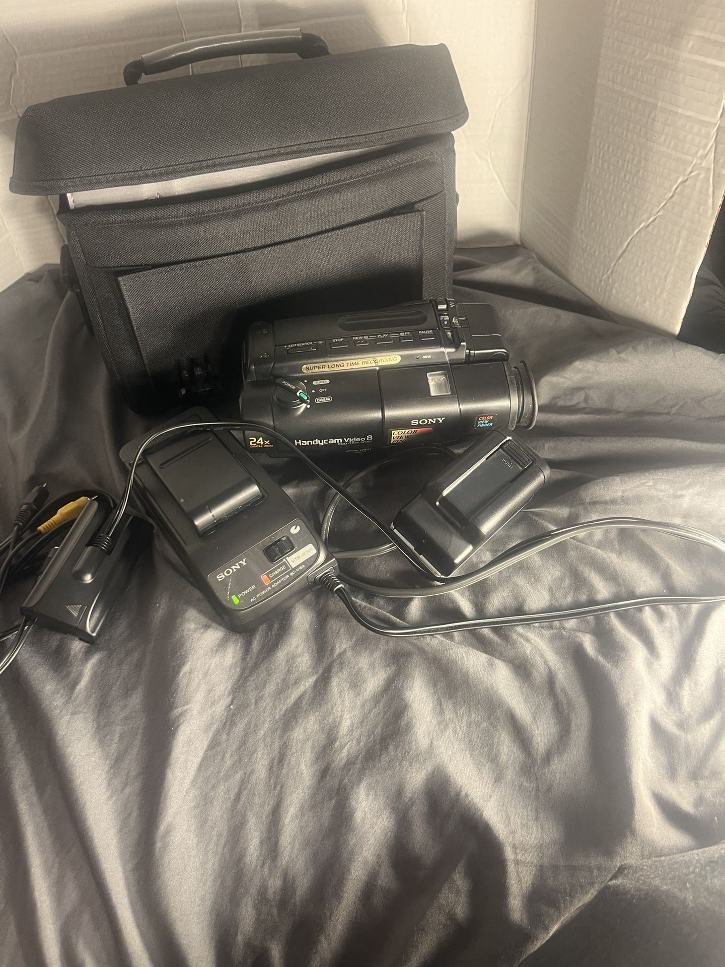 Sony HandyCam Video8 CCD-TR74 Camcorder VCR Video Transfer 2 Batteries + Charger