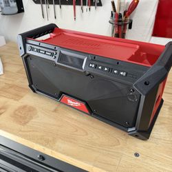 Milwaukee job site radio m18