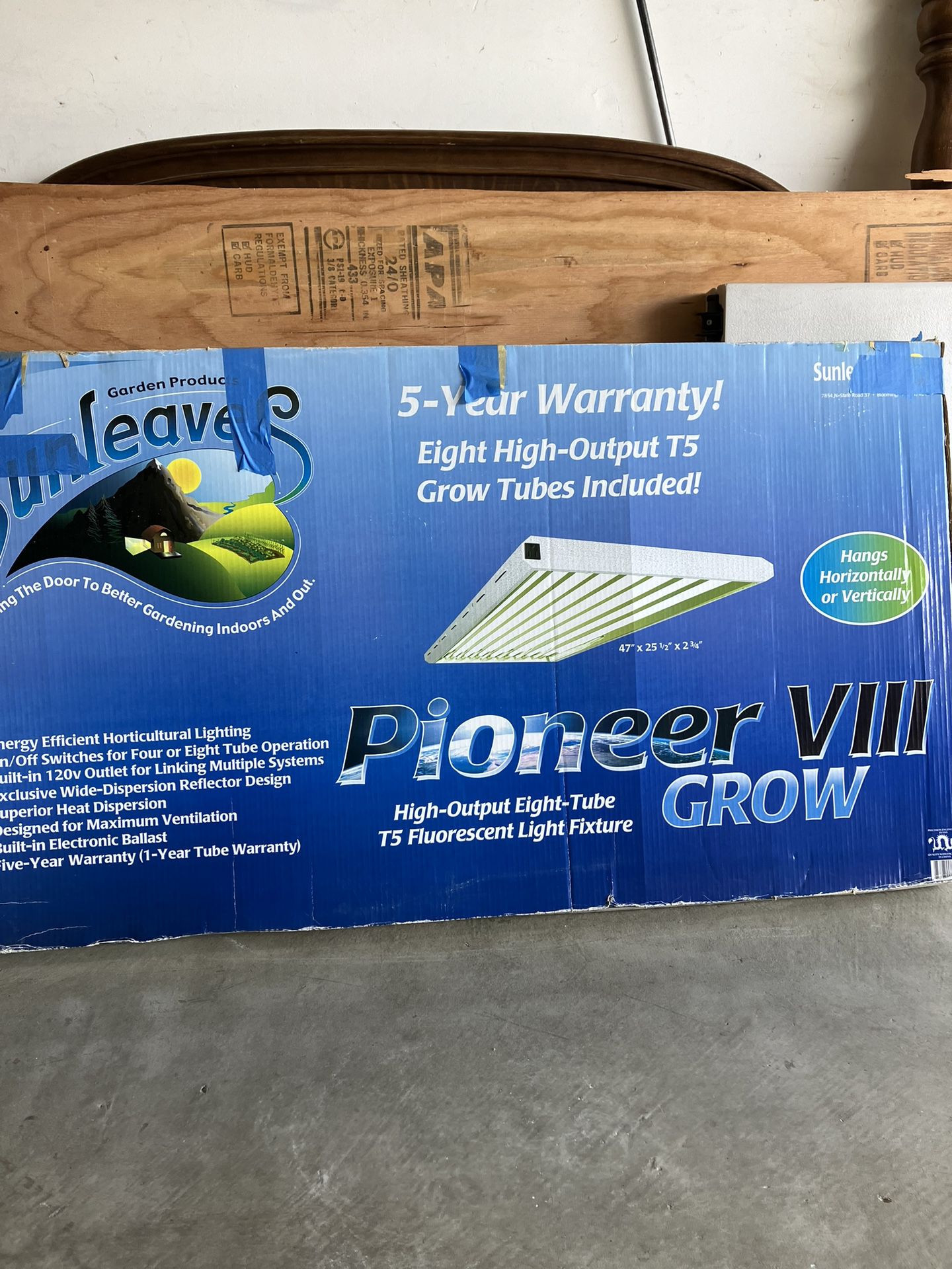 2 X 4‘ Fluorescent Grow Light With Newer Grow Bulbs. Local pick up only.