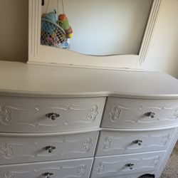 Dresser With Mirror 