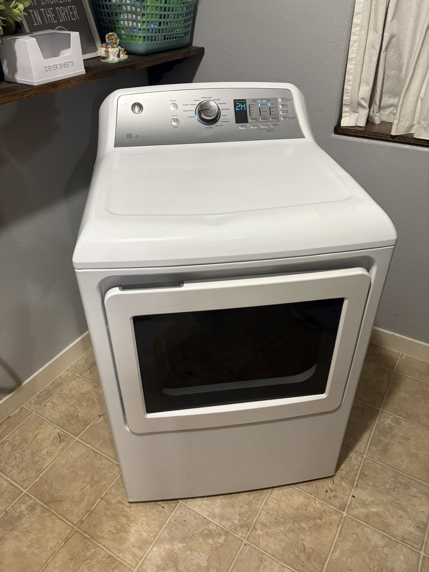 GE® ENERGY STAR® 7.4 cu. ft. Capacity aluminized alloy drum Electric Dryer with Sensor Dry