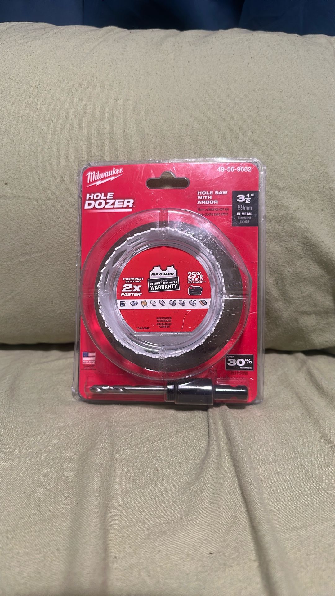 Milwaukee 3-1/2 in. HOLE DOZER Bi-Metal Hole Saw with 3/8 in. Arbor and Pilot Bit