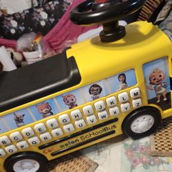 COCOMELON SCHOOL BUS WITH  MUZEK AND  SPEKER LERRNE EVERYTHING IS GOOD CONDITION 