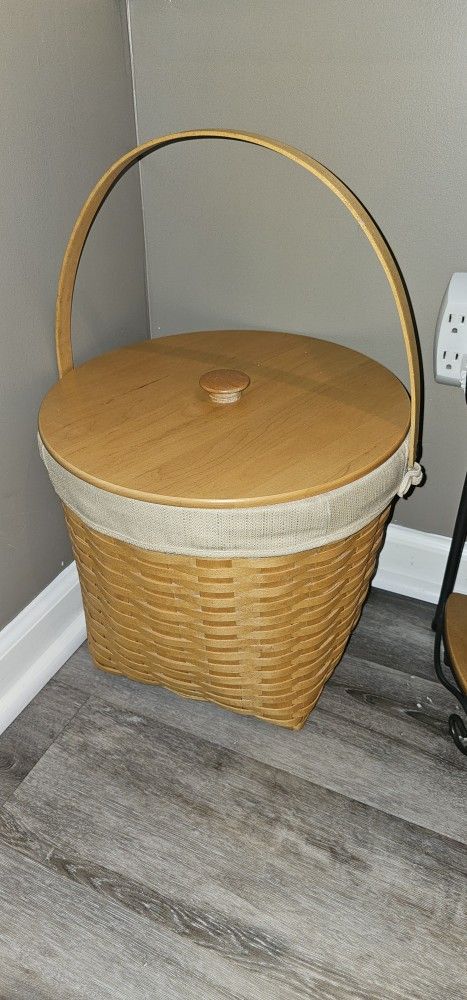 Large Longaberger Baskets With Liner Protector And Lid Like New