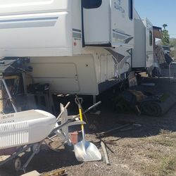 2004 QUANTUM Traila De 37 Pies De Largo 4 Estenciones Cama KingTodo Le Trabaja Bien Titulo En Mano $14500 Hacer Buena Oferta 