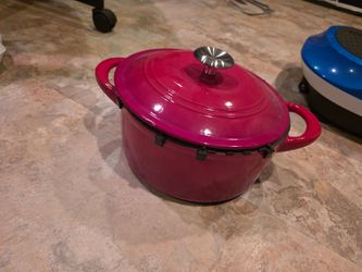 Cast iron pot