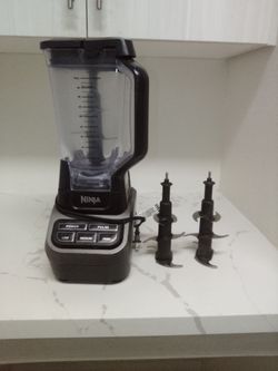 Ninja blender with 3 blades