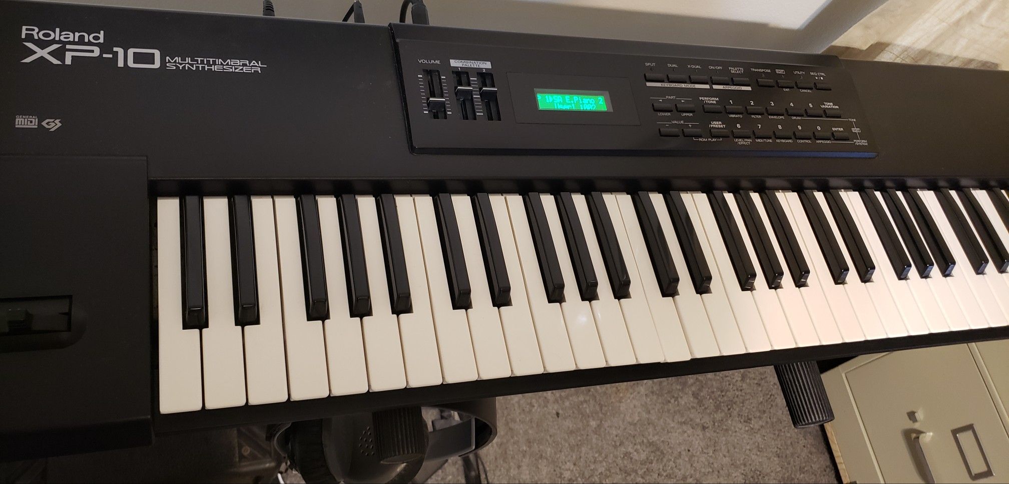 Roland XP10 Synthesizer Mint!