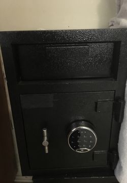 Safe with drop box door Digital keypad 2 years of warranty I can install and bolt down