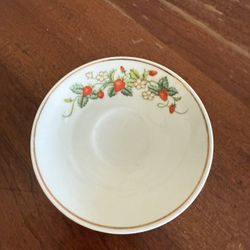 Vintage 1978 Avon Strawberry Fine Porcelain Hand Decorated Plate with Gold Trim