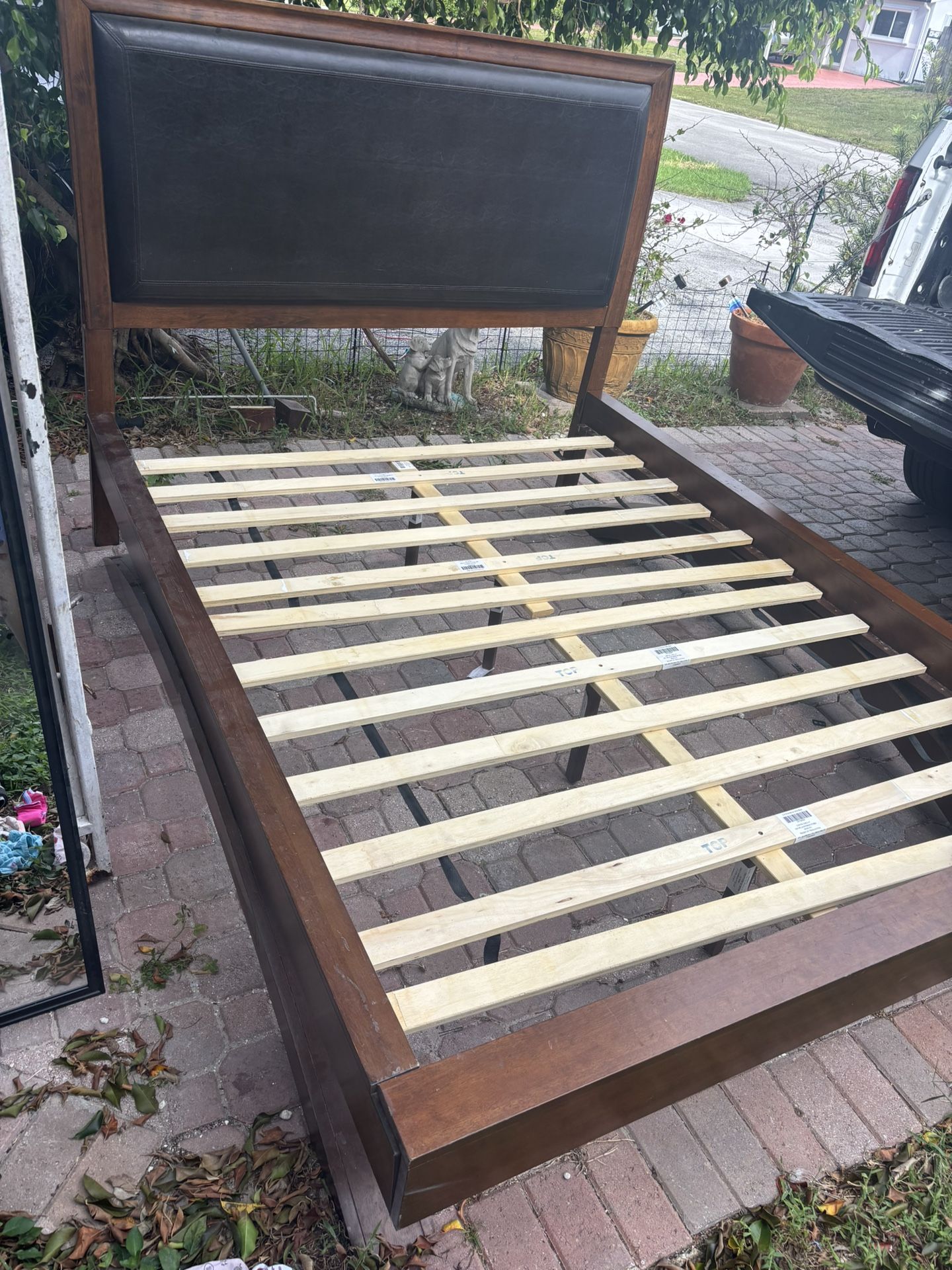queen bed frame whit mattress