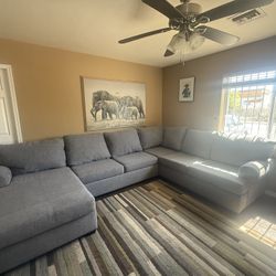 Living Spaces 2 Grey Sectional !! Free Delivery !!🚚 