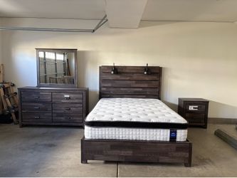 BEAUTIFUL NEW QUEEN BEDROOM DRESSER SET!!