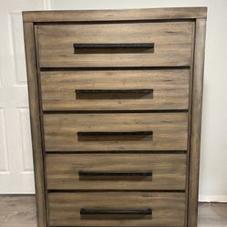 Dresser With Mirror 