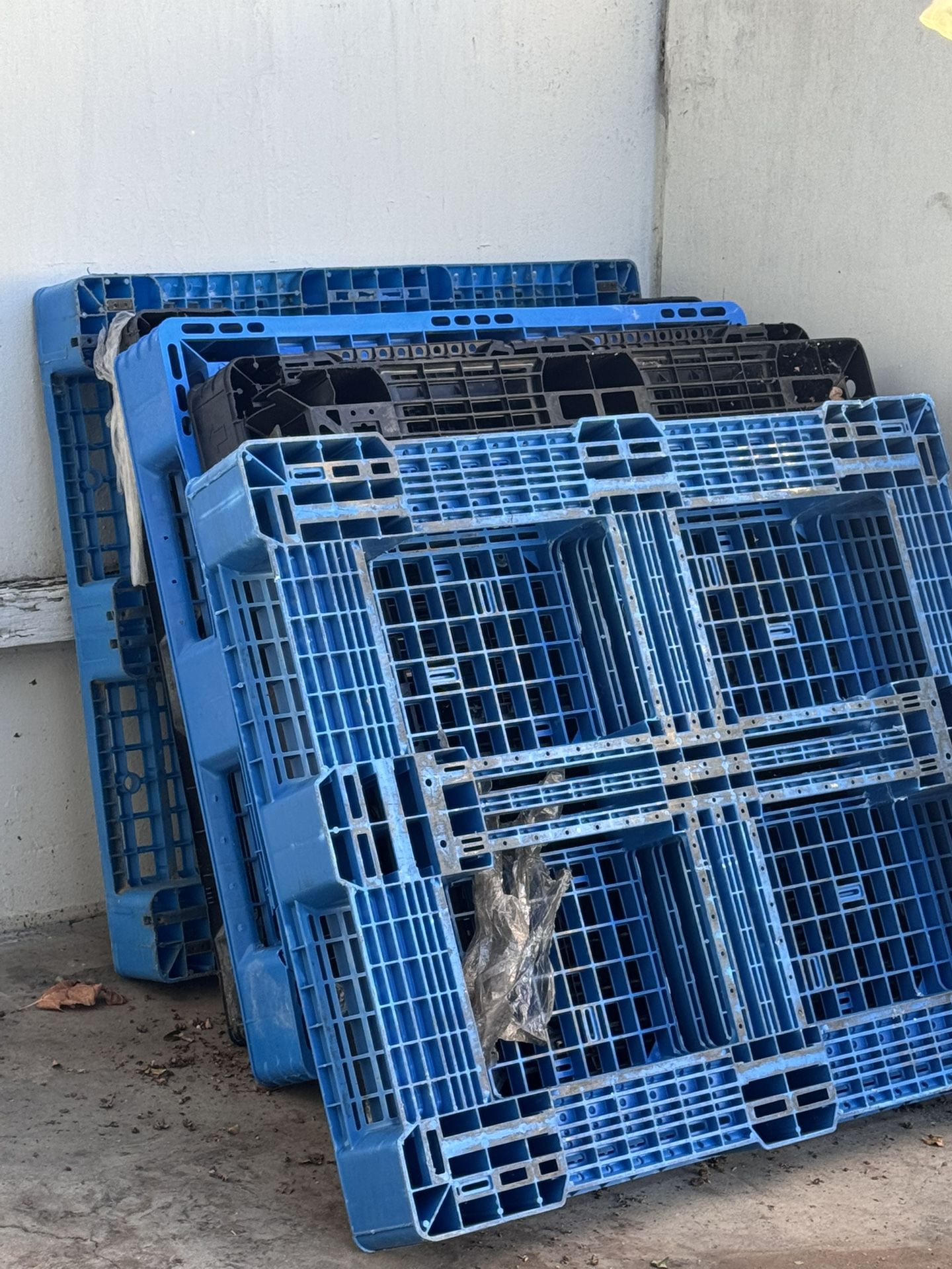 FREE PLASTIC PALLETS