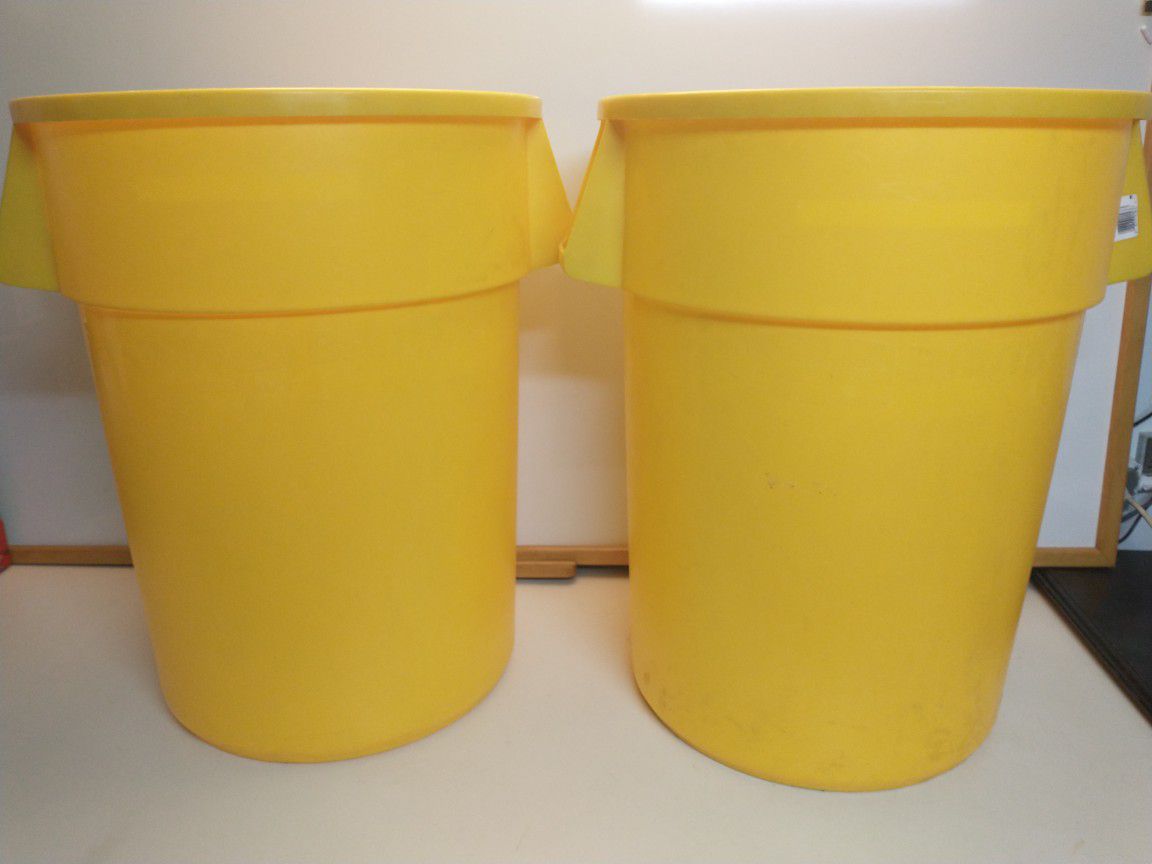 Rubbermaid Commercial Brute 44 Gallon Yellow