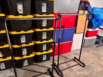 2 Clothing hanging racks