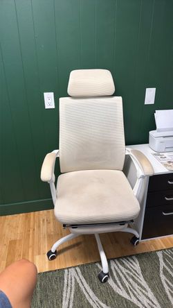 Ergonomic desk chair