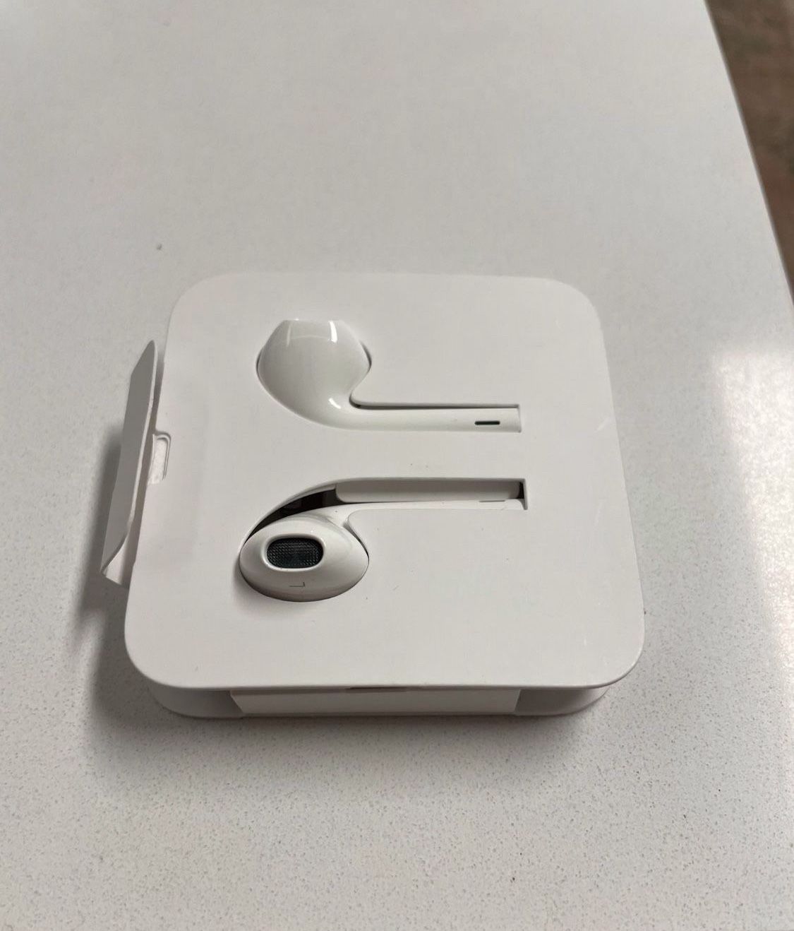 Genuine Apple Earbuds/head Phones