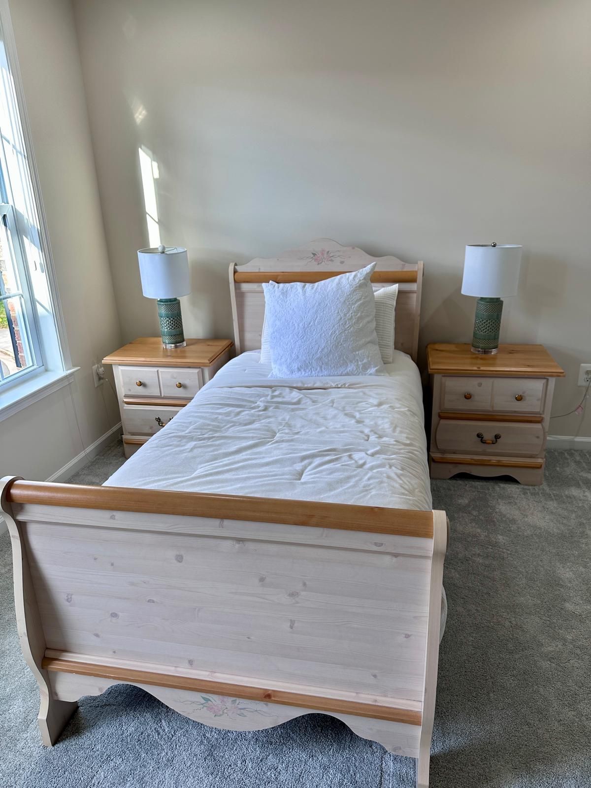 Twin Bedroom Set – Bed, Nightstands & Dresser Mirror – Light Wood Finish 🌿