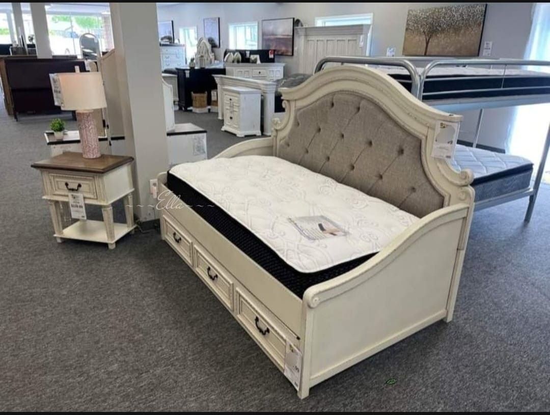 Realyn Chipped White Twin Daybed With 1 Large Storage Drawer
Ashley Furniture$10 Down Payment Financing And Delivery