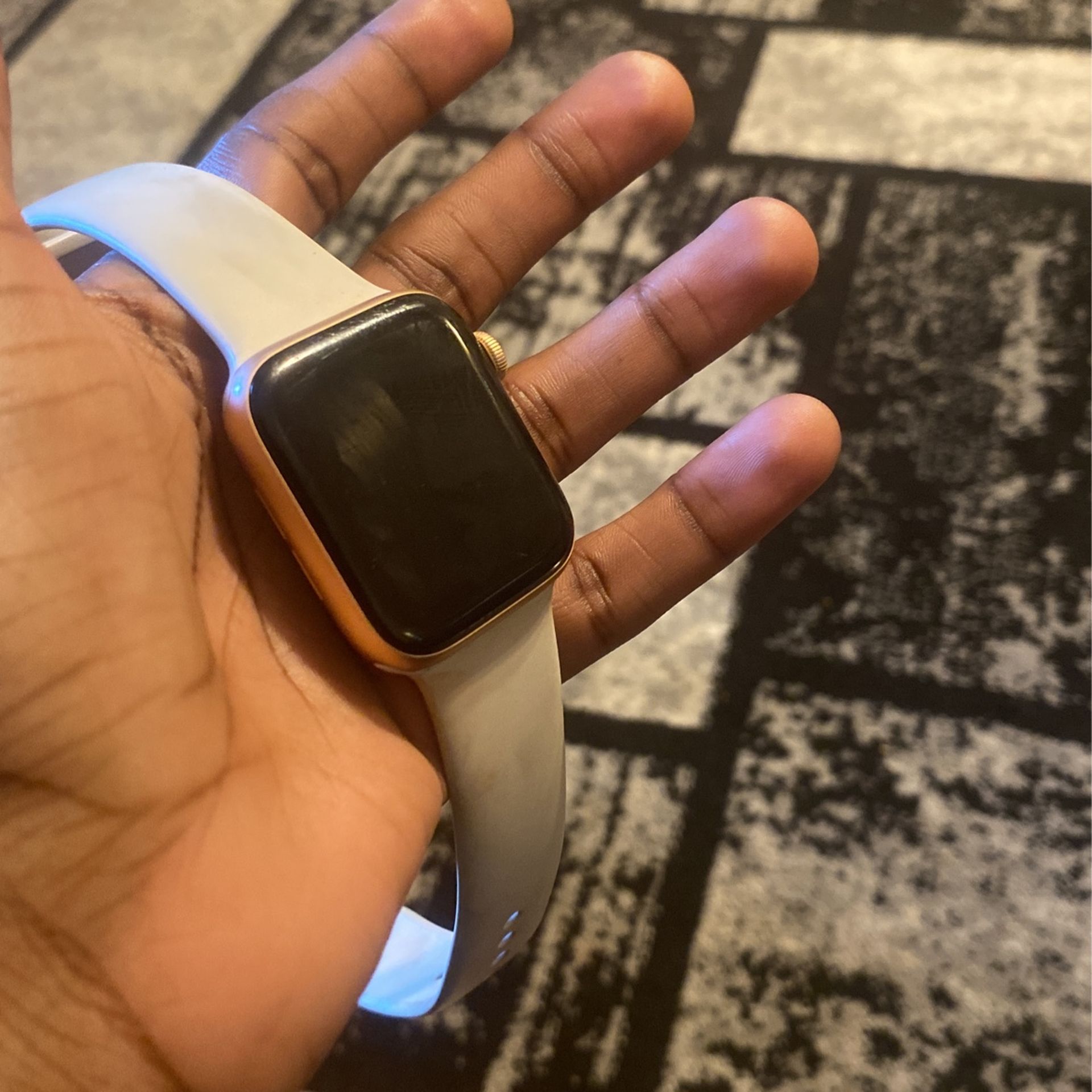 Apple Watch Series 5 ( Locked )