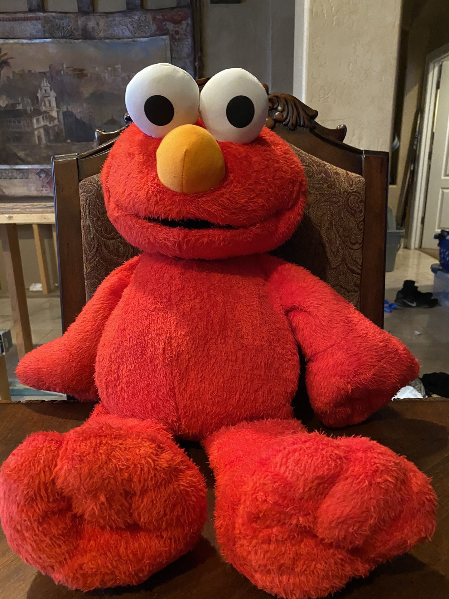 Elmo Love to Hug Elmo