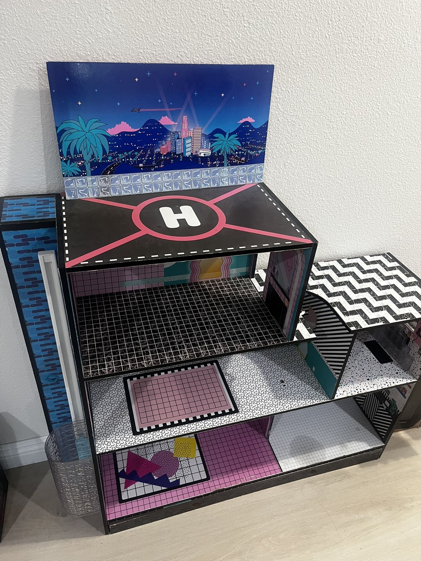 LOL Surprise dollhouse $20