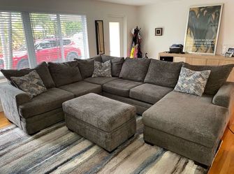 Rooms To Go Gray Sectional Couch Sofa / Storage Ottoman