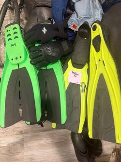 Two Pairs of Swim/Dive Fins & diving gloves 5mm