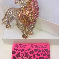 BETSEY JOHNSON "QUEEN OF THE JUNGLE!" PINK RHINESTONE LIONESS BROOCH NEW!