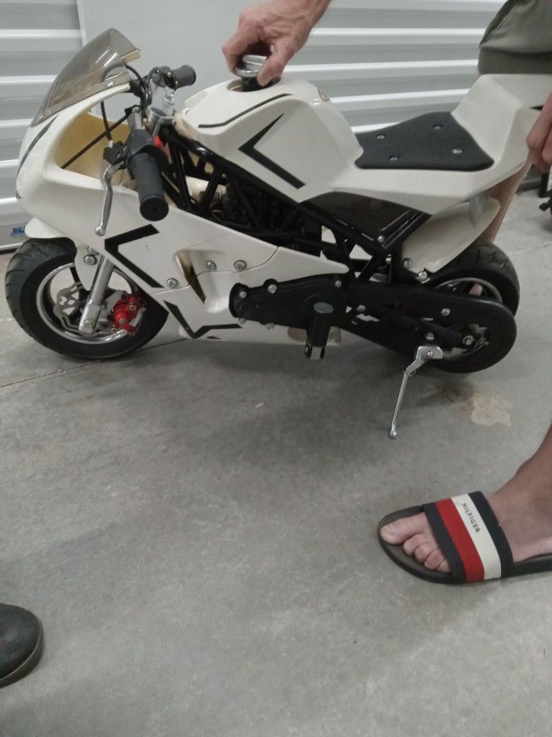 Go. Bowen . 49CC, 2 STROKE, Gas PwRd Mini Crotch Rckt Pocket Bike