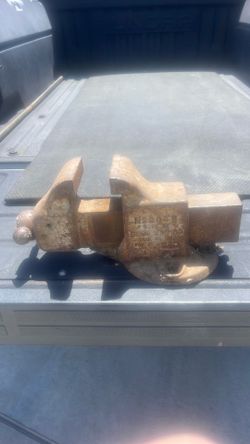 Heavy duty  antique vise