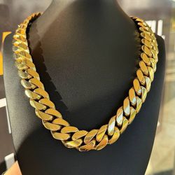 925 solid sterling silver dipped in Yellow Gold Miami Cuban link 24” Chain necklace 513 grams 20mm